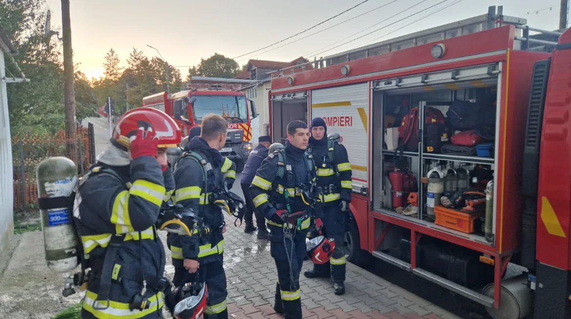 Incendiu într-un apartament din Vaslui. Proprietarul a adormit cu o tigaie lăsată pe aragaz