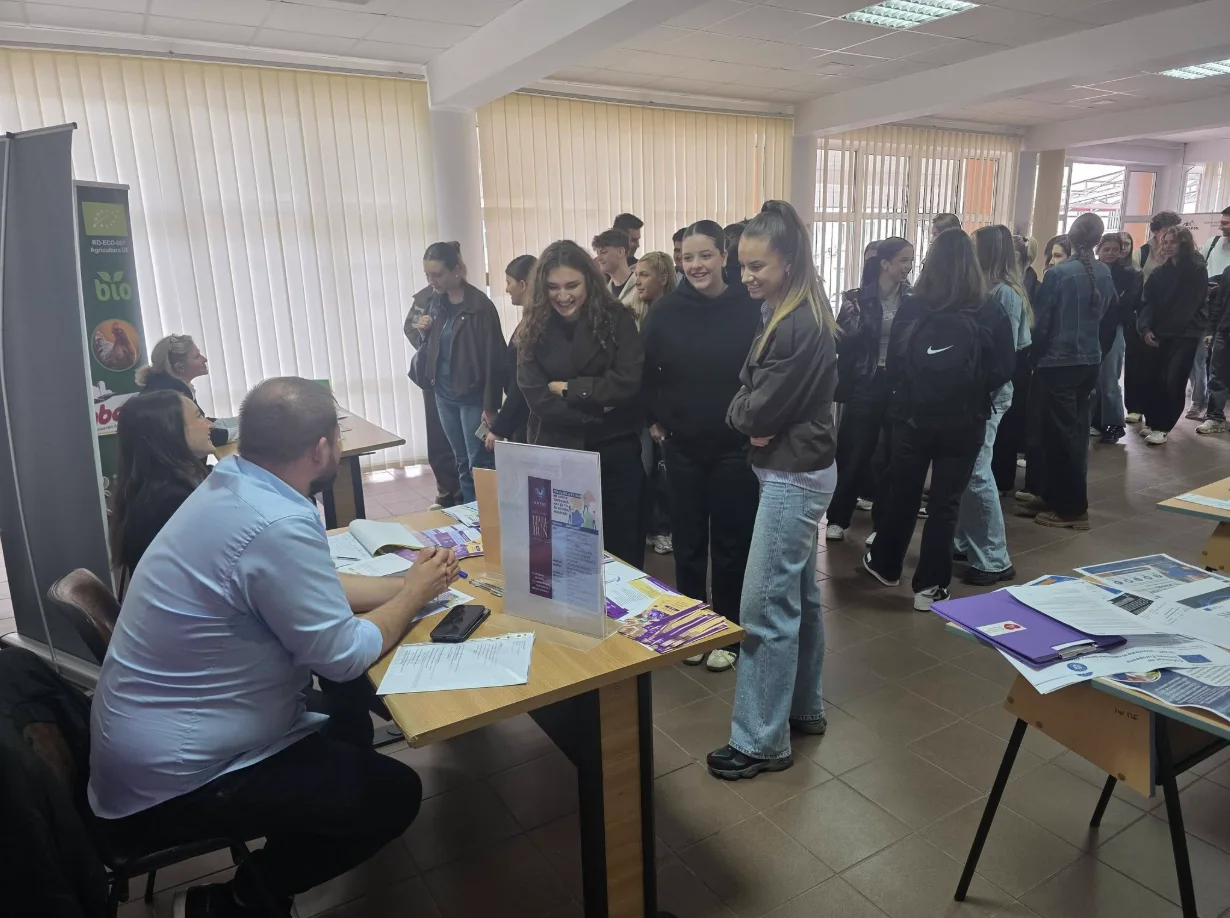 Peste 140 de locuri de muncă oferite la Bursa Absolvenților 2026 din Vaslui, Bârlad și Huși. 882 de persoane au participat la eveniment